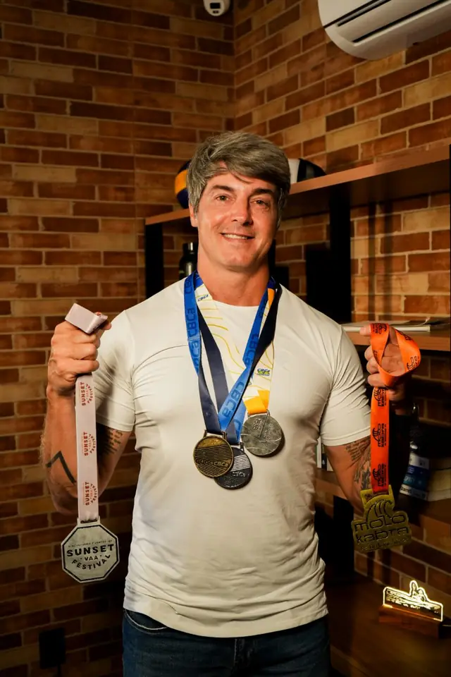 Thiago Arias com suas medalhas